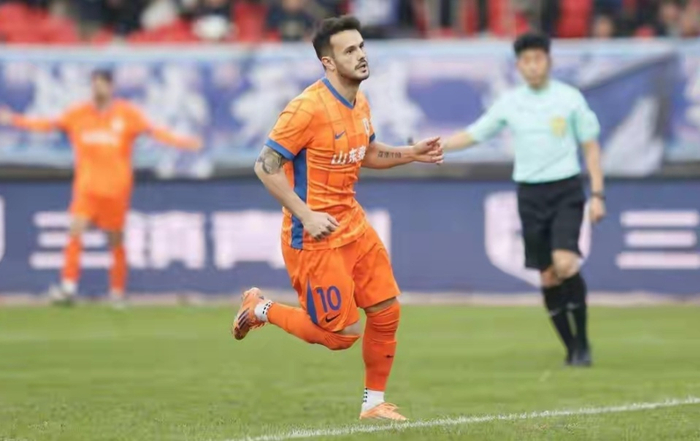 山东泰山惨败引外援调整争议 马德鲁加成换人焦