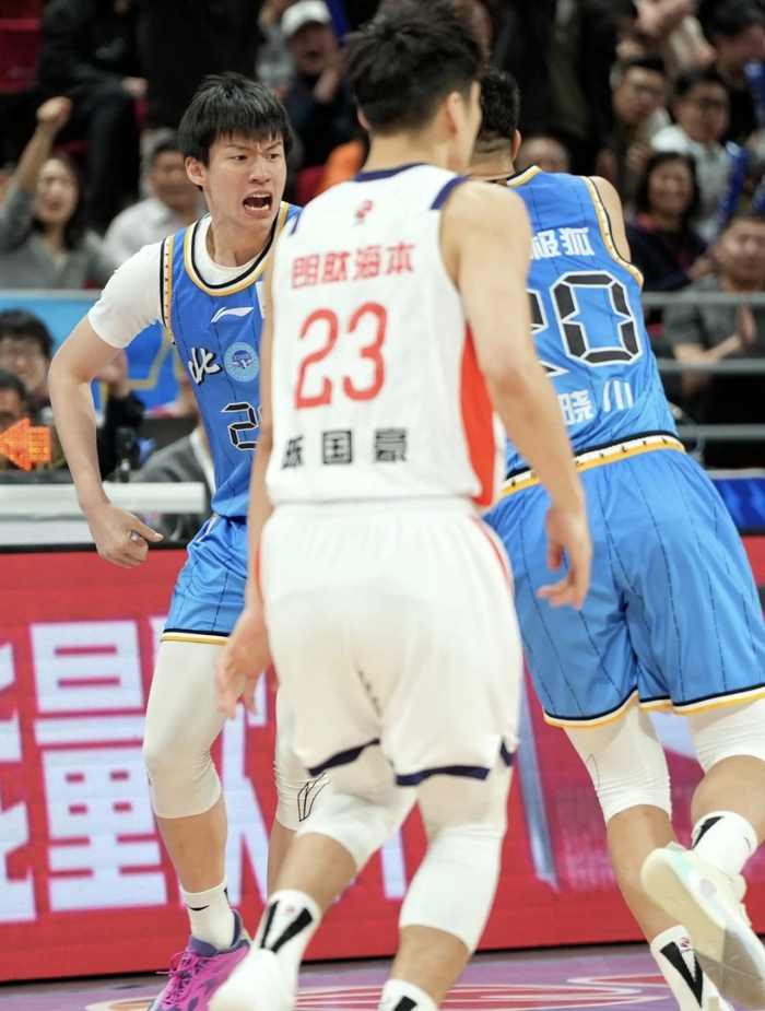 张鹏珲关键三分助北京男篮力克广州 全场热议小
