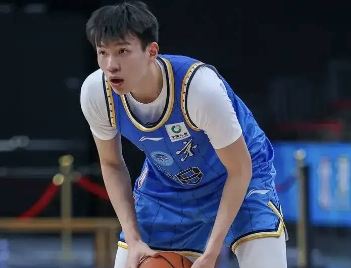 张鹏珲关键三分助北京男篮力克广州 全场热议小