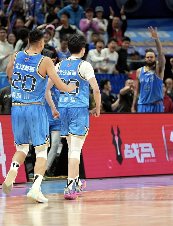 张鹏珲关键三分助北京男篮力克广州 全场热议小