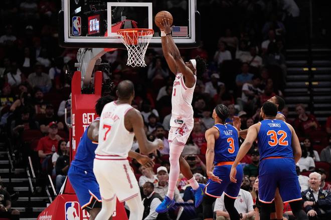 火箭大胜尼克斯五人15+创纪录，申京伊森回暖助