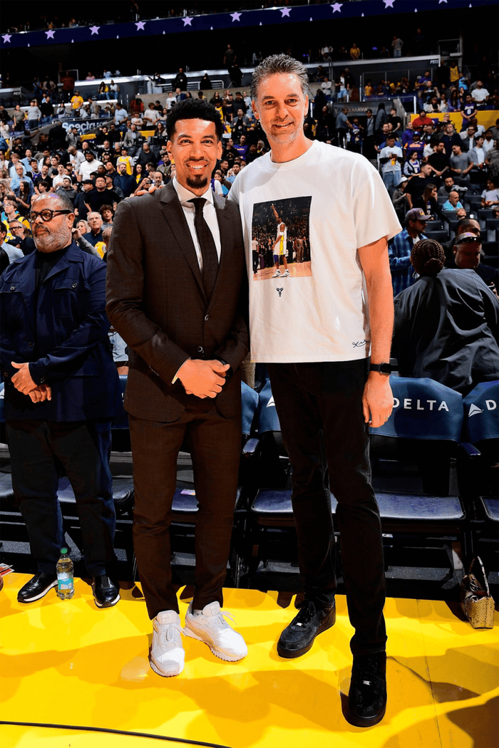 加索尔现身湖人主场赛后仍与老友丹尼-格林合影